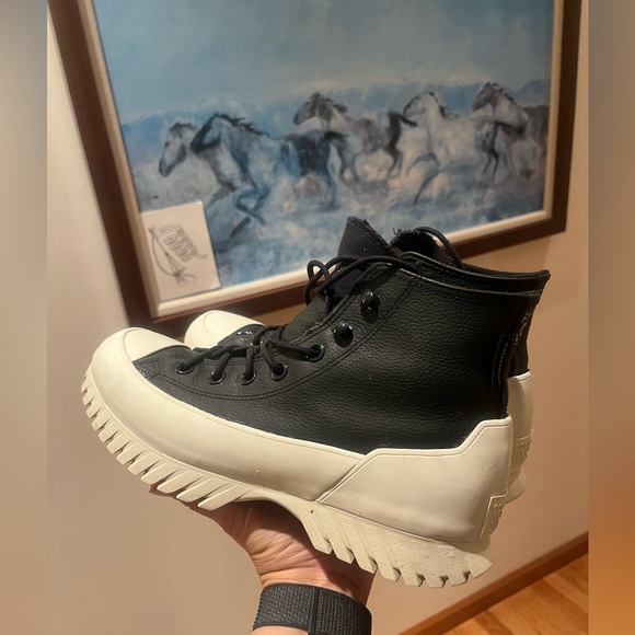 Converse Women's Chuck Taylor All Star Lugged 2.0 Waterproof Sneakers 8.5 - Picture 1 of 4